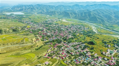 方堡村全貌。