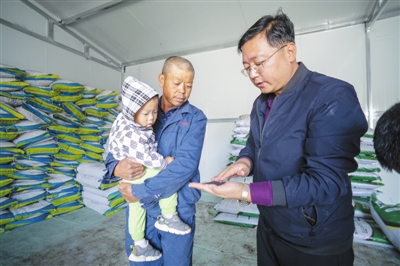     穆海彬向村民讲解如何才能最大程度发挥复合肥对作物的功效。