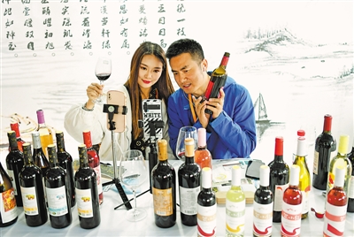 <p>　　网红主播通过直播为葡萄酒代言。</p><p>　　本报记者　王洋　摄</p>