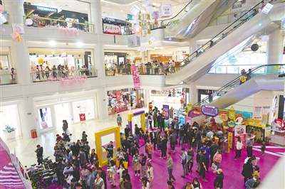 <p>　　新百购物中心，一对老夫妻正在选购黄金饰品。</p>