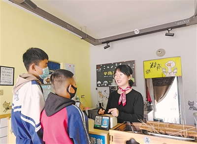 <p>　　“斜杠青年”宋大力的小店生活。</p><p>　　本报记者　王婧雅　摄</p><p></p>