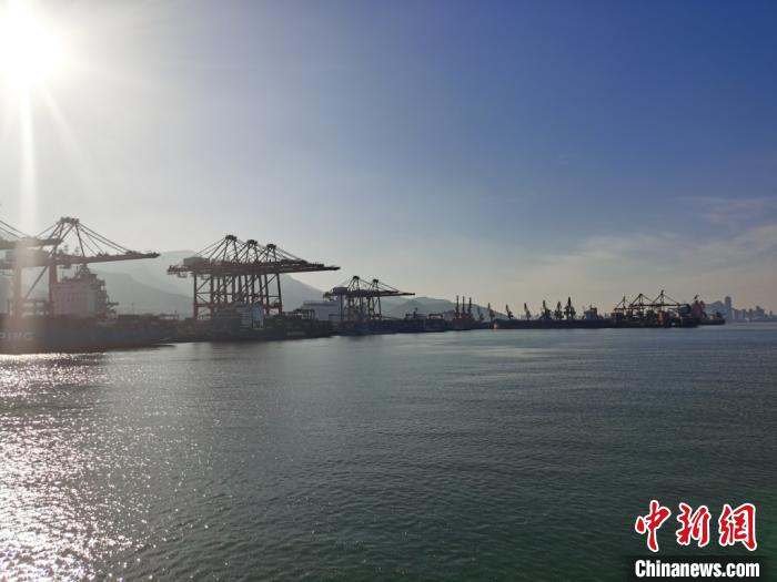 今年1至11月份，连云港港口克服疫情的不利影响，完成货物吞吐量2.34亿吨，同比增长4.22%，其中外贸吞吐量完成1.23亿吨，同比增长3.63%。　钟升 摄