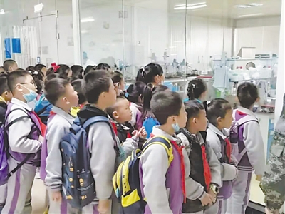 <p>　　小学生在宁夏塞尚乳业有限公司智能化生产车间观摩研学。　</p>