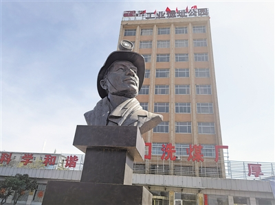 <p>　　大武口工业遗址公园的工人形象雕塑。</p>