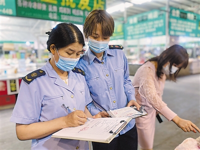 <p>　　严格执法守护群众“舌尖”上的安全。</p>