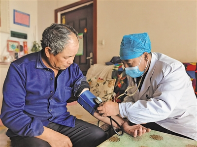 <p>　　村医伏百武在为村民测血压。</p>