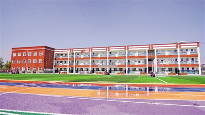 <p>　　翻建一新的甘城子中心学校。</p>
