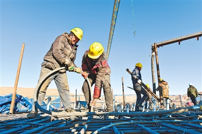 <p>　　几千名建设者争分夺秒抓进度、抢时间，战严寒、抗风雪，正在加快推进银昆项目建设。</p>