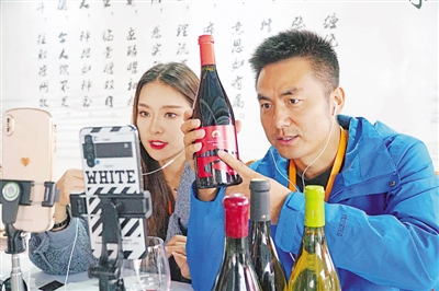 <p>　　“好酒也怕巷子深”，宁夏贺兰山东麓葡萄酒产区通过“线上+线下”等多种方式，畅通销售途径。</p>