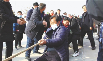 <p>　　拔河比赛现场。</p>