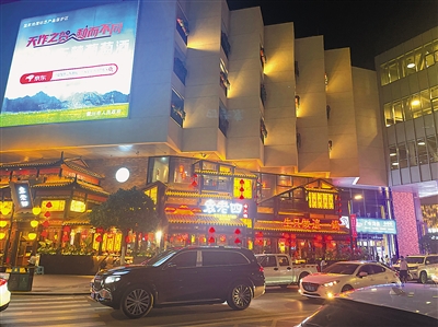 <p>　　特色街区打造“夜经济”。本报记者　徐佳敏　摄　　（本版图片除署名外均由银川市商务局提供）</p>