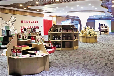     弘德村  肉牛养殖+特色种植+劳务输出<br/>　　10多年来，弘德村做大做强肉牛养殖，建立“弘德村”“傲骄哞”“弘牛”等商标，产业格局不断优化，农产品市场竞争力全面提升。同时大力推进一二三产业融合：依托周边丰富的企业资源，全村2885名劳动力有序输出，年劳务收入7000余万元；不断健全完善旅游服务体系，建成农特产品展销中心、童心园、故园、民宿等文旅休闲设施；将耕地流转给企业，发展高效节水的现代农业和特色种植，土地流转收益每年达357万元。
