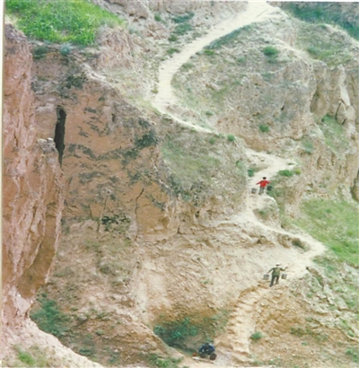 <p>　　艰难挑水路。　　　　　　　　　　　　　　　　　　　　　　（资料图片）</p>