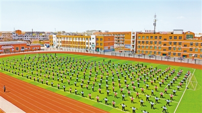 <p>　　海原四中学生课间活动。</p>