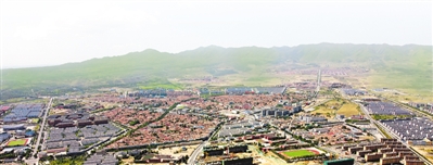 <p>　　南华山下的海原县城。</p>