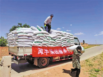 <p>　　盐池滩羊集团为养殖户免费运送饲草料。（盐池县农业农村局提供）</p>