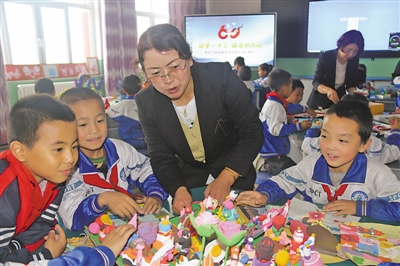 <p>　　海原县第七小学老师点评学生的彩泥作品。</p>