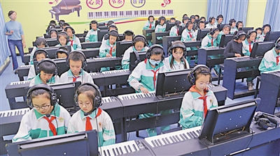 <p>　　孩子们认真学琴。</p>