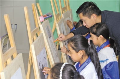 <p>　　海原县第七小学学生在绘画。</p>