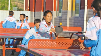 <p>　　课间乒乓球区热闹非凡。</p>