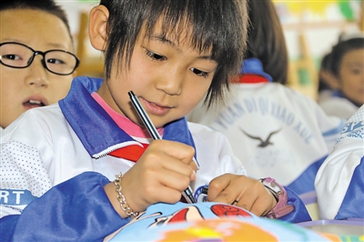 <p>　　学生绘制脸谱。</p>