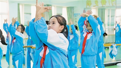 <p>　　学生练习孔雀舞。</p>