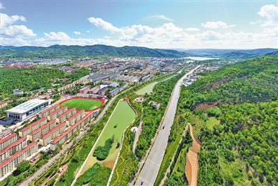 <p>　　城在景中。</p>