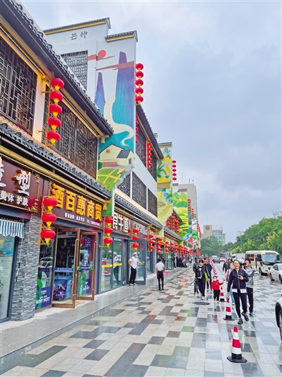 <p>　　改造后的新昌路商业街一角。</p>