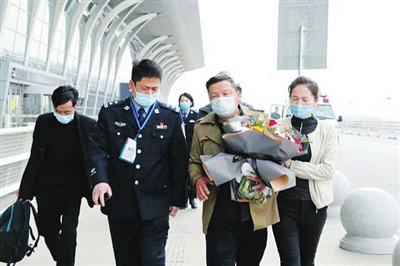     徐大雷（右二）与妹妹走出机场。　（图片由吴忠警方提供）