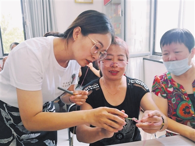 <p>　　手工编织老师（左一）手把手教授居民编织技巧。　　　　　　　　　　　　　　　　　　　　　　　　　　　　　　　　　　　　　　　本报记者　乔素华　摄</p>