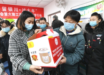 微心愿礼物发放现场。　本报记者 高晓刚 摄