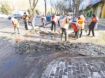 <p>　　海原环卫工清理结冰路面。</p>