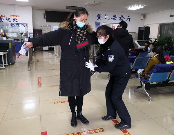 薛文英会见中心二级警长.jpg