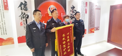 杨先生委托亲姐姐为银川警方送上锦旗。 本报记者    余柄光    摄