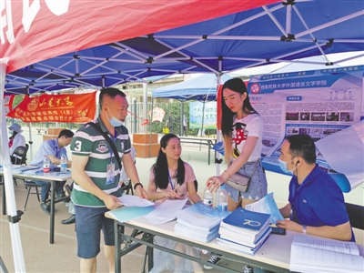 <p>　　考生及家长参加招生咨询会。</p>