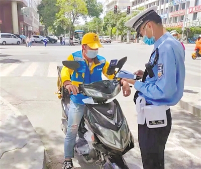<p>　　交警对违章外卖骑手进行教育。</p><p>　　（银川交警提供）</p>