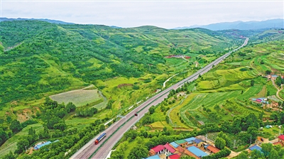 <p>　　“富民公路”从青山间穿行而过。</p>