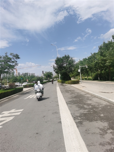 市民骑电动车进入公交车专用道。本报记者 邱曦 摄