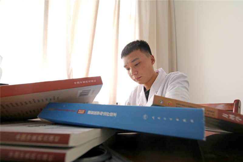 12 学习医学理论知识_副本.jpg