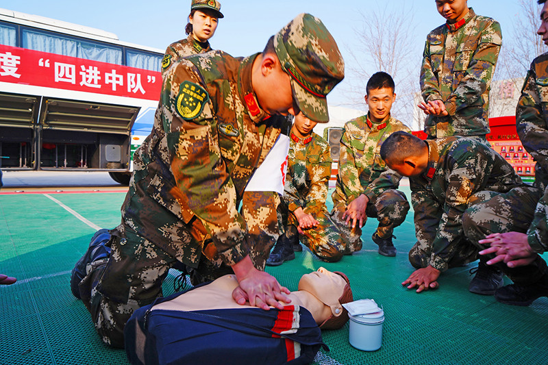 14 为官兵传授心肺复苏术和战场救治技术_副本.jpg