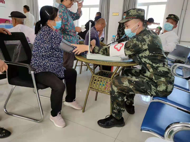 15 为驻地群众义务巡诊_副本.jpg