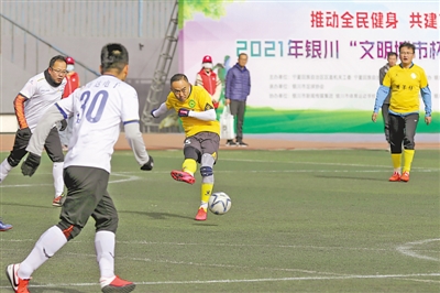 <p>　　银川“文明城市杯”业余足球联赛举行。</p>