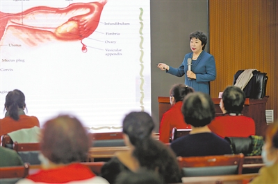 <p>　　在银川市妇女儿童活动中心，银川市妇幼保健院主任医师姚立岩义务举办“妇女保健与妇科疾病的防治”知识讲座。</p>