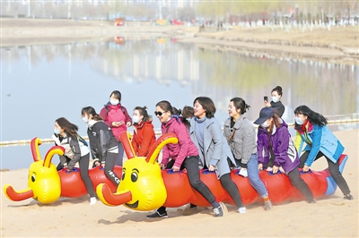 <p>　　市民们在银川市华雁湖公园参与趣味健身活动。</p>