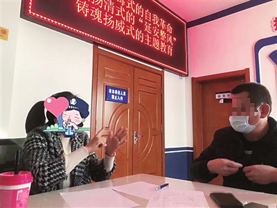 叶先生和手语老师交流，“详述”案情。　警方供图