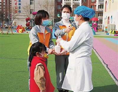 校医向幼儿园师生示范六步洗手法。本报记者   高晓刚   摄
