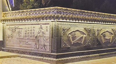 <p>　　夜晚灯光下，魏氏砖雕装饰的建筑古香古色，沉稳大气。</p>