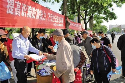 →石嘴山市政法机关用足用好群众喜闻乐见的反诈宣传手段，把反诈知识送到千家万户。 （资料图片）