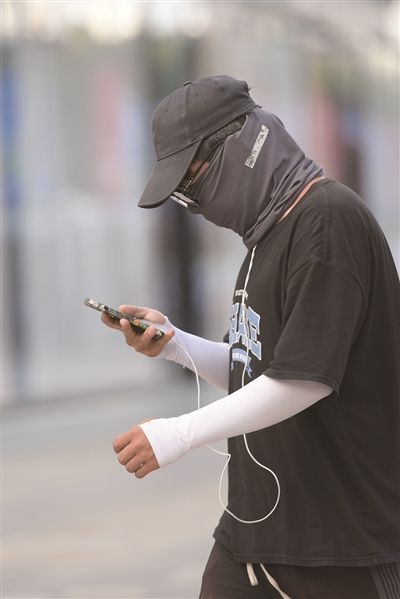     外卖员、跑腿小哥出门，防晒是很重要的。