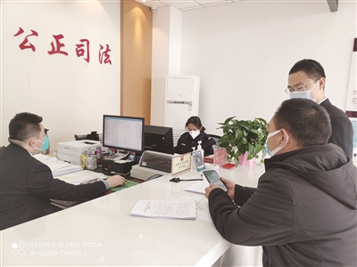 村民在镇北堡法庭咨询。